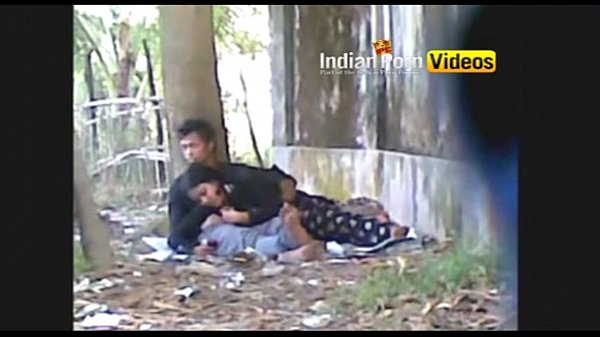 Rekaman Mesum Di Alam Terbuka: Cewek Desi Ngentot Mulut Bareng Pacar – Video Porno India