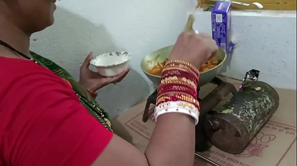 मैडम को किचन स्टैंड पर चिकन बनाते हुए जोरदार चोदा गया
