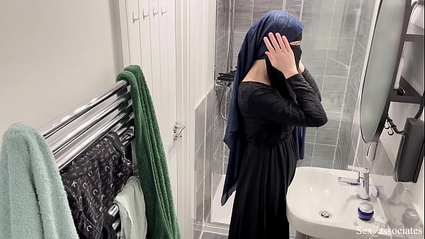 Astaga, Ternyata Cewek Arab Bisa Seperti Itu! Aku Lihat Gadis Muslim Berhijab Lagi Asyik Di Kamar Mandi.