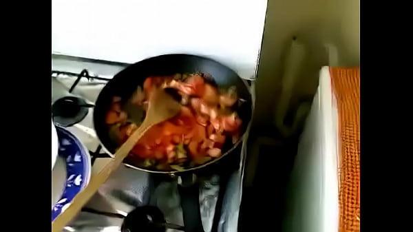 Bhabhi Desi Yang Menggoda, Mengisap Sambil Memasak Di Dapur