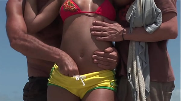 Tiga Badan Bergelora Di Pantai Dengan Ibu Hitam Yang Menggoda