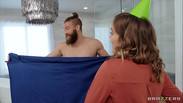 Goyang Hot Dengan Cewek Seksi Serumah / Download Lengkap Di Brazzers