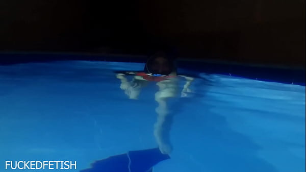 Helen Bintang, Berenang Malam Dengan Masker Seksi Di Kolam