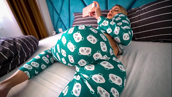 Kakak Tiri Ketahuan Nonton Film Porno, Lalu Kugapai Puncak Nikmatnya Dan Merengek Minta Ditumpahi Dalam-dalam.