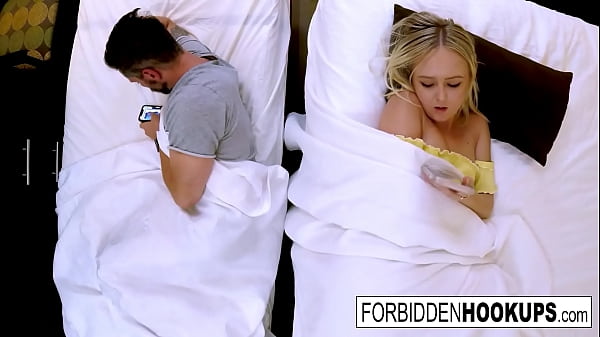 Gadis Seksi Berhubungan Terlarang Dengan Kakak Tiri Mereka!