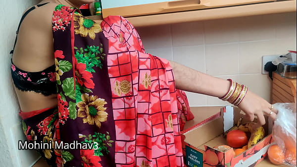 भारतीय देसी फल बेचने वाली गर्म औरत ने ग्राहक से सौदेबाजी करते हुए जबरदस्त चुदाई की हिंदी ऑडियो