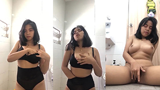 Mahasiswi Seksi Dengan Payudara Montok Lagi Asyik Mengocok