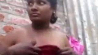 Tante Tetangga Buka Blus, Show Pamer Isi Daleman
