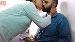 Video Mesum Seorang Wanita Genit Yang Merangsang Penjaga Toko Dengan Tangan