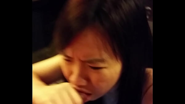 Gadis Asia Mengisap Kontol Dengan Penuh Gairah