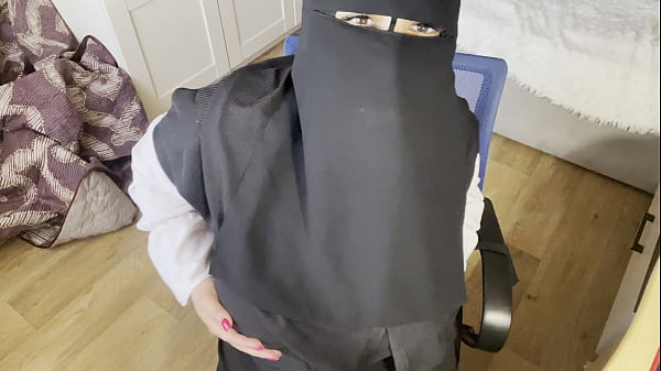 Wanita Turki Bermata Indah Pakai Hijab, Tangannya Mainin Selangkangan Di Balik Stoking Ketat.