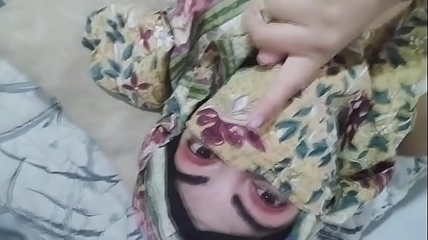 Istri Arab Berhijab Menggairahkan Mengocok Memek Sampai Muncrat Basah Orgasme Saat Suami Sedang Sholat Di Ruangan Lain