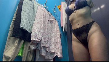 Ganti Baju Di Ruang Ganti, Ada Kamera Tersembunyi, Cewek Rusia Montok Dengan Puting Menonjol