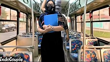 Istri Muslim Pulang Kuliah Sendirian Di Bus, Langsung Digaruk Orang Asing Di Balik Hijabnya.