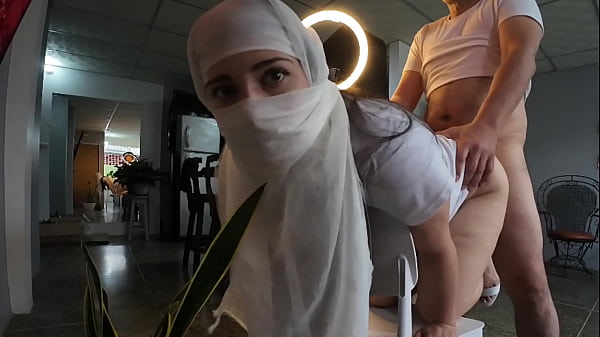 Ibu-ibu Berhijab Meraung Nikmat Saat Kontol Penuh Mancin Masuk Ke Lubang Pantatnya Yang Sempit Habis Digebukin Brutal – Main Bareng Hijabers