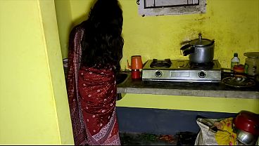 Devar Ngeliat Bhabhi Di Dapur Sendirian, Langsung Hajar Memeknya.