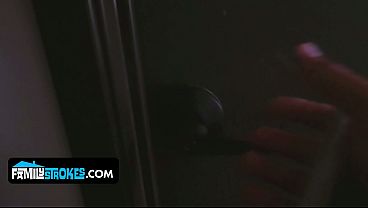 Goyangin Tubuh Montok Layla London, Biarkan Kakak Tiri Ngebut Di Dalam