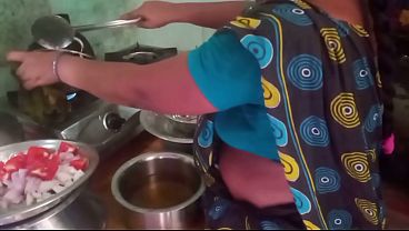 Ibu Rumah Tangga India Main Masak-masak Panas Sama Pacar Di Dapur.