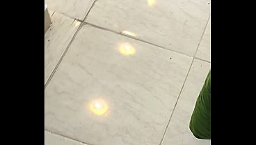 سباك وصاحبه ينيكوا شرموطة مصرية جامدة في بيتها، كلام يهيج وصوت واضح وجسم يقطر شهوة