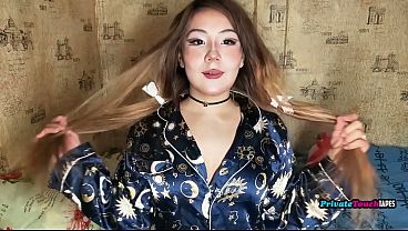Gadis Gendut Rusia Dengan Paha Besar Mainin Memek Sempitnya Pakai Dildo Yang Udah Masuk Dalam.