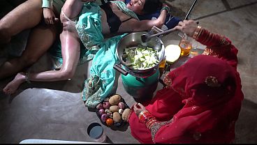 Ibu Tiri Di Dapur, Sambil Masak Desi, Gerakan Seksi Bikin Meleleh, Nonton Aja Aah