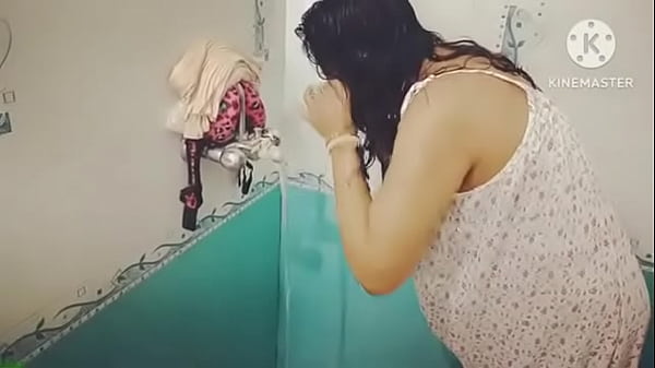 Desi Mandi Basah Kering, Goyangin Pantat Sambil Ngocok Kontol.
