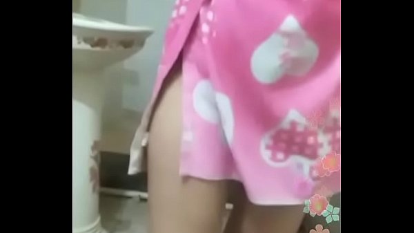 Desi Di Kamar Mandi, Basah Kuyup Sambil Ngelus-ngelus Tubuh Sendiri