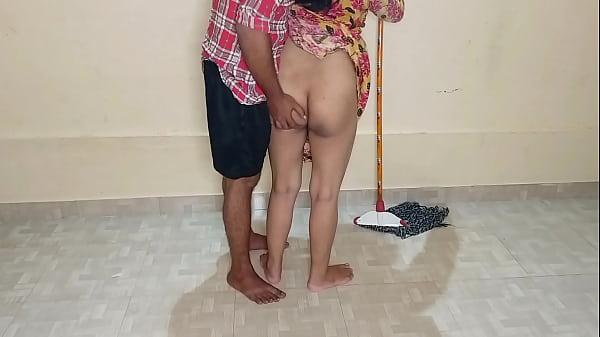 Kamar Lagi Dipel, Tante Pembantu Kena Sodok Sambil Disuruh Nyedot Kontol, Suara Jelas Bikin Makin Panas.