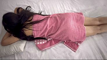 Nri Cewek Dapet Pijat Pantat Sama Pelayan, Terus Dikocok Memek Sambil Pantat Gede Digoyang.