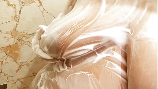 Desi Bhabhi Mandi Basah, Tubuh Mengkilap, Air Mengalir Di Lekuk Memikat.