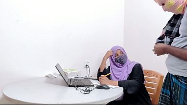 Bankir Hijab Montok Digebuk Kontol Petani Desa, Crot Di Memek Dalem