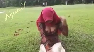 Hijab Dibuka, Body Montok Dipamerin Di Taman Bikin Ngilu