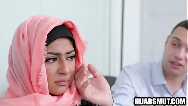 Gadis Hijab Terpaksa Digaruk Bule Sampai Meringis