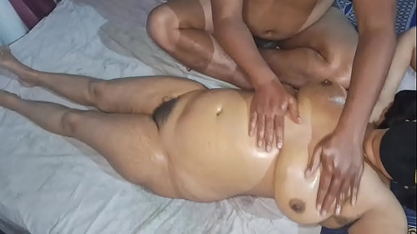 Desi Indian Bhabhi Telanjang Bulat Dijilat Sambil Dipijat Erotis