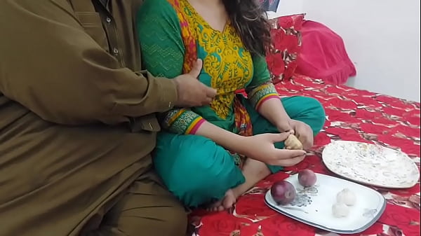 Bantu Mama Tiri Potong Sayur, Lalu Ngentot Pantat Besarnya, Dia Selingkuh Dari Bapak Tiri, Suara Hindi Jelas.