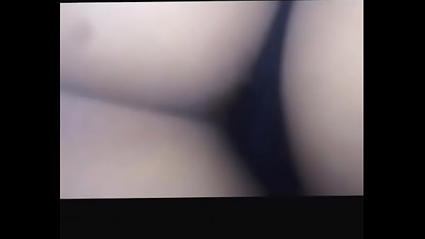 بنت عربية نار تحت السن بتكشف طيزها بكل وقاحة