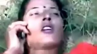 Seorang Wanita Punjabi Digarap Di Luar Ruangan Di Ladang Pertanian