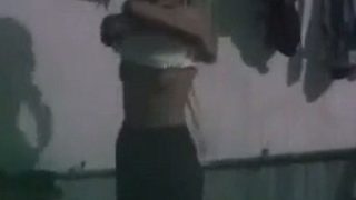 Video Pembantu Desi Mandi Colong Merekam