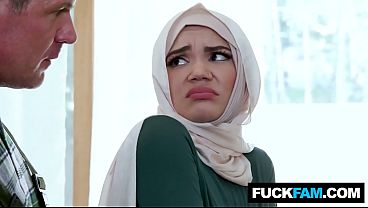 Tadi Lagi Santai, Tiba-tiba Si Hijabi Mulus Ini Ngerasain Pertama Kali Sama Tukang Ledeng Bejat Naudi Nala Dan Jason Sarcinelli.