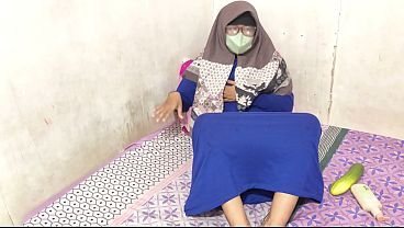 Cewek Berhijab Indonesia Lagi Mainin Memeknya Sendiri.