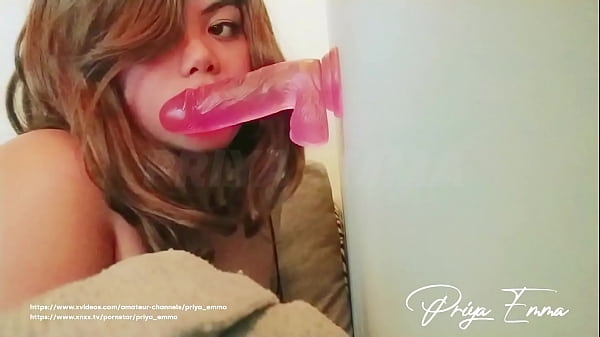 Tontonan Paling Hot! Gadis India Arab Priya Emma Nge-*blow* Dildo Dari Dekat, Bikin Ngilu Dan Basah.
