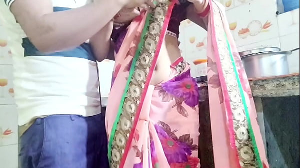 देसी भाभी बर्तन धो रही थी, तभी देवर ने आकर कहा—भाभी तेरी चूत चाहिए, देगी क्या? हिंदी ऑडियो।