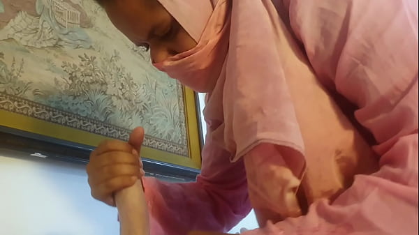 Desi Cewek Lagi Digosok-gosok Sama Bule, Makin Panas Makin Basah.
