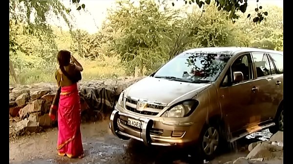 Ibu-ibu Desa India Lagi Bersihin Mobil, Bikin Panas.. Adegan Eksklusif Nggak Dipotong, Wajib Nonton
