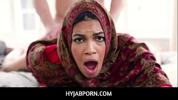 Goyangan Pantat Arab Kakak Tiri Berhijab Dipaksa Nikah Sambil Dimainin – Maya Farrell