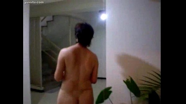Ibu-ibu China Montok Siram Tanaman, Bikin Basah Kuyup