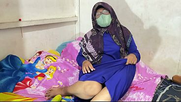 Wanita Berhijab Lagi Mainin Diri Sendiri, Basah Kuyup, Nikmatin Sendiri.